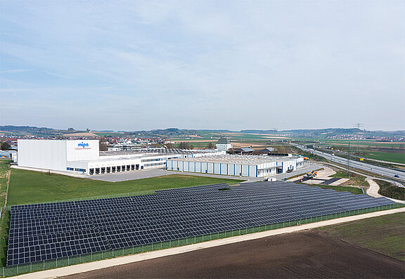 Der neue Solarpark am Mipa Hauptsitz in Essenbach. Der neue Solarpark am Mipa Hauptsitz in Essenbach.